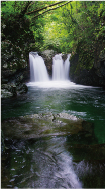 暑い夏も五体を涼で満たしてくれる三ツ滝（小坂の滝めぐり）